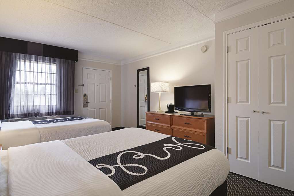 La Quinta Inn & Suites by Wyndham Miami Airport East - photo 25