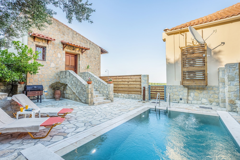 Olive Villas — 4-Star Luxury Hotel in Krya Vrysi, Greece