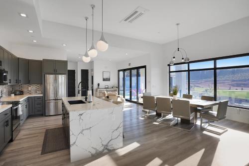 CR 1592 Contemporary Luxury Pool Spa Scenic Golf Views in Hurricane, United States