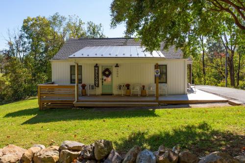 Little Farmhouse 3BR 2BA Near Wineries — 4-Star Luxury Hotel in Afton, United States