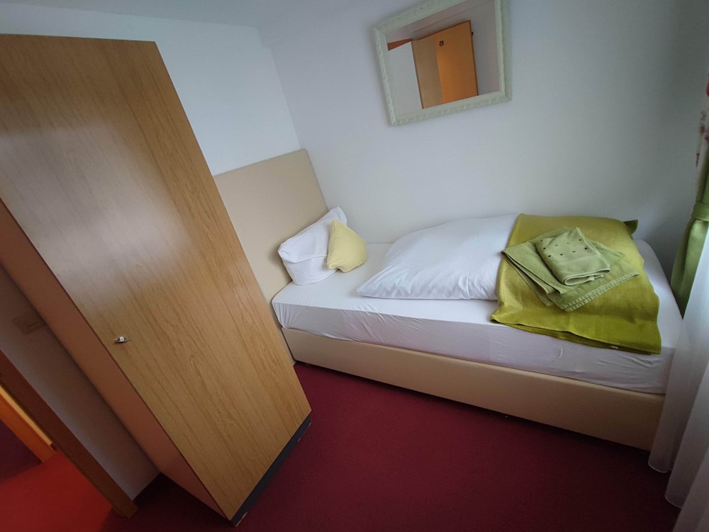 Room In Guest Room Single Room With Shared Bathroom And Kitchen — Forbach