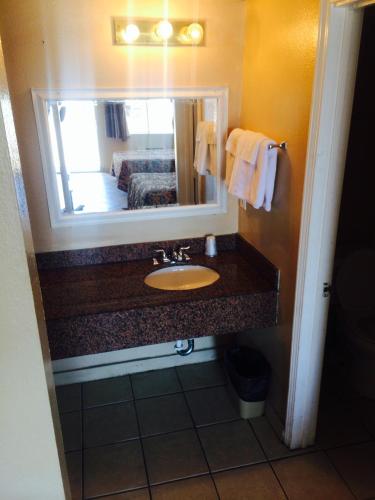 Austin Motor Inn - photo 22