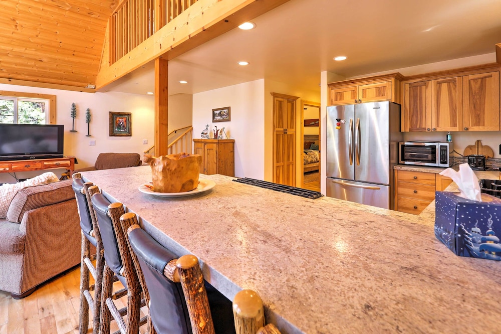 Rustic Retreat with Deck Steps From Lake Almanor — hotel in Westwood