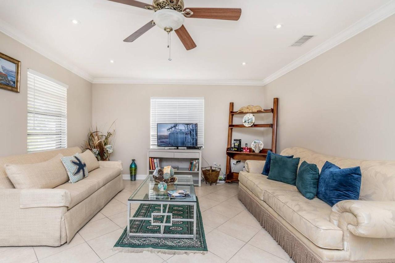 Ocean Vacation Breeze in Lantana, United States