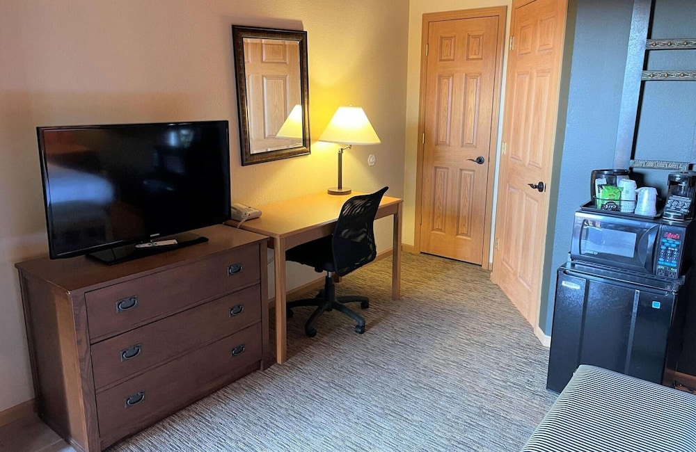 Crossroads Hotel and Event Center - photo 2