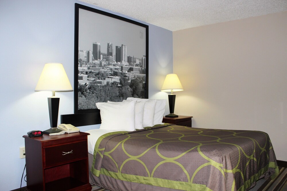 Super 8 by Wyndham Tuscaloosa - photo 11