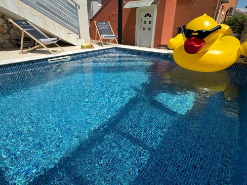 Ferienhaus Bilice Pool beheizt Fitness Relax — 4-Star Luxury Hotel in Bilice, Croatia