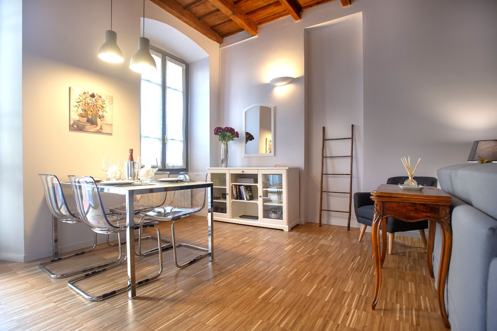 Vanessa Apartment — 4-Star Luxury Hotel in Como, Italy