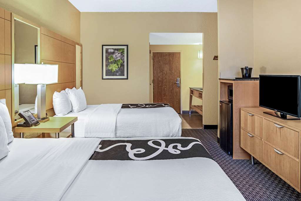 La Quinta Inn & Suites by Wyndham Naples Downtown - photo 17