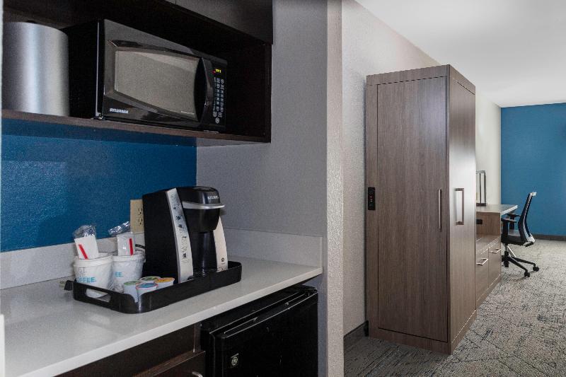Holiday Inn Express & Suites Roanoke Rapids SE by IHG - photo 70
