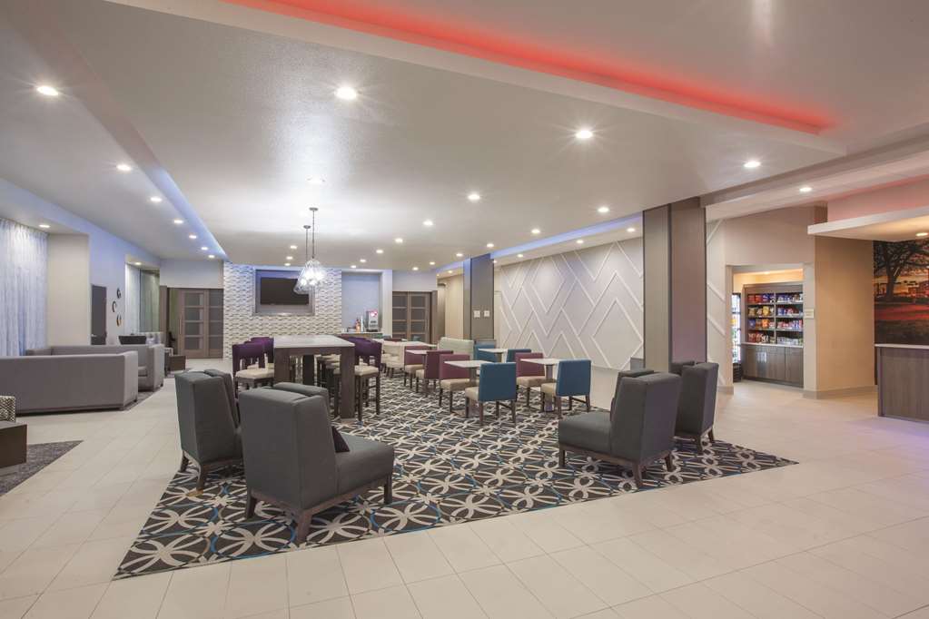 La Quinta Inn & Suites by Wyndham San Marcos Outlet Mall - photo 3