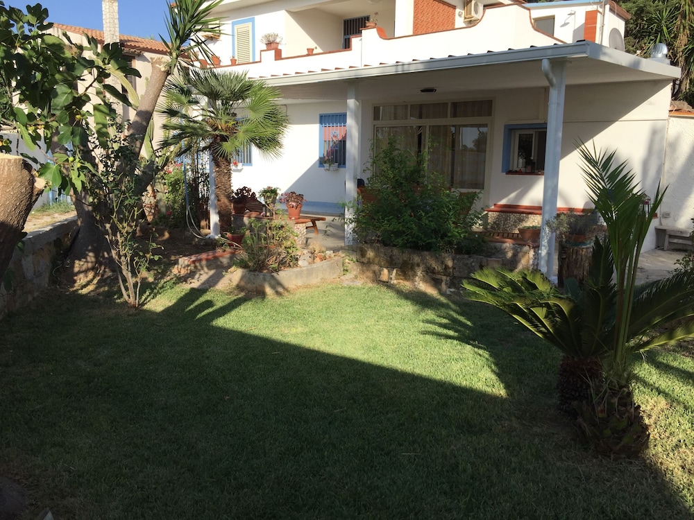 B&B Villa Prisiclla — 4-Star Luxury Hotel in Cinisi, Italy