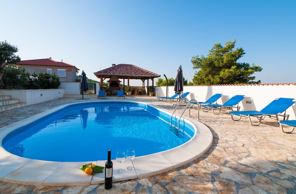 Lavender residence Villa Drage with pool and wellness — 4-Star Luxury Hotel in Pakostane, Croatia