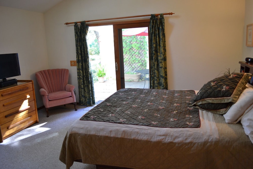 Backyard Garden Oasis - photo 3