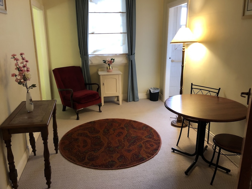 Victoria and Albert Guesthouse — 5-Star Luxury Hotel in Sydney, Australia