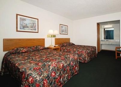 Econo Lodge Silver Dollar City Area - photo 3