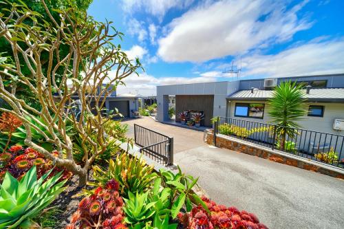 Aloft Mt Clarence — Albany