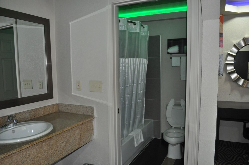 Downtown Suites Dallas - photo 8