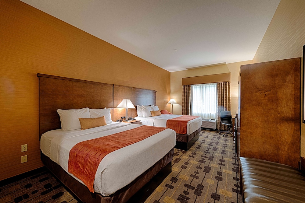 Best Western Plus Delta Inn & Suites - photo 12