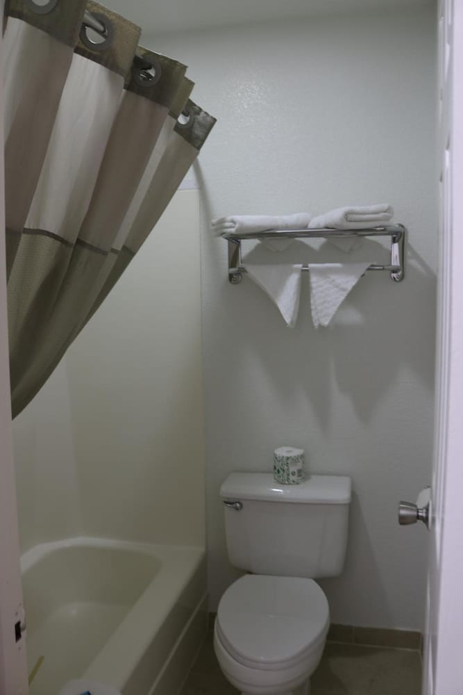 Heritage Inn & Suites - photo 10
