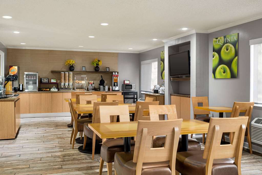 La Quinta Inn & Suites by Wyndham Chicago Tinley Park - photo 41