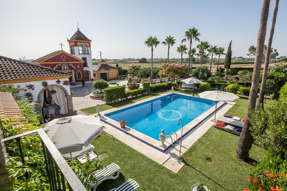 Casa de Campo con Piscina en Sevilla en los Palacios y Villafranca — 4-Star Luxury Hotel in Los Palacios Y Villafranca, Spain