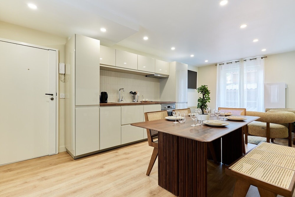 Superb Apartment Center of Paris — 4-Star Luxury Hotel in Paris, France