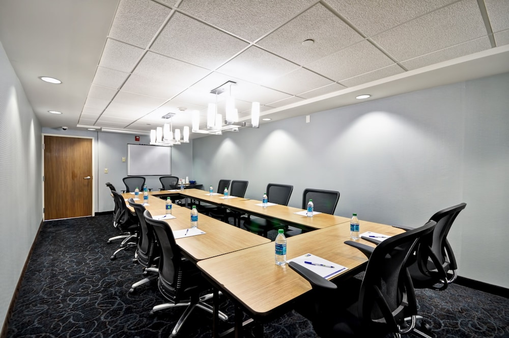Holiday Inn Express Romulus Detroit Airport - photo 36