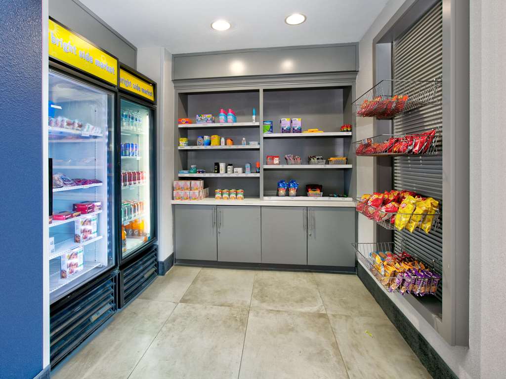 La Quinta Inn & Suites by Wyndham Dallas Las Colinas - photo 14
