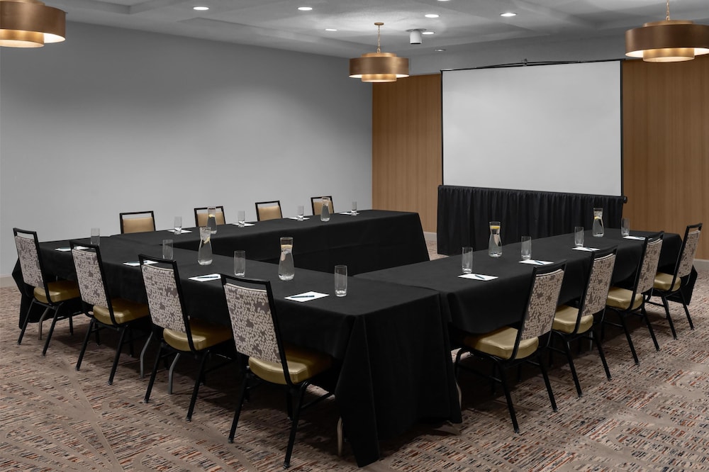 Embassy Suites by Hilton Phoenix Biltmore - photo 48