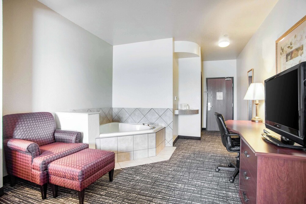 Quality Inn Parsons North - photo 17