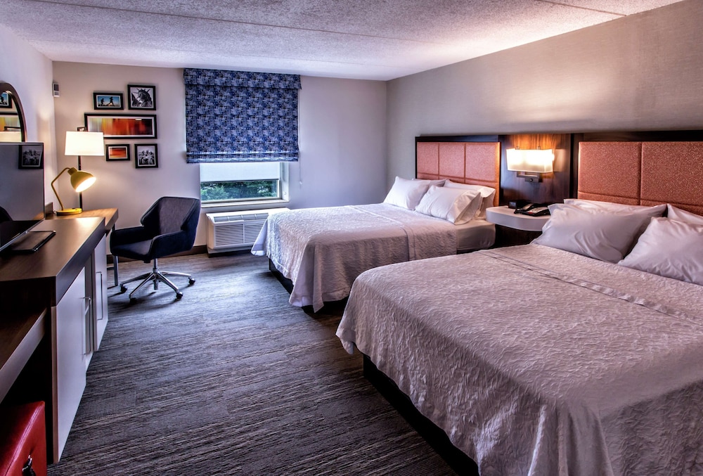 Hampton Inn & Suites Staten Island - photo 14