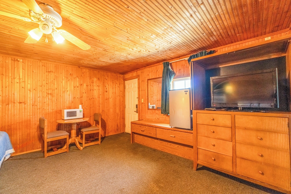 Green Acre Motel by OYO Near Rush County Airport - photo 7