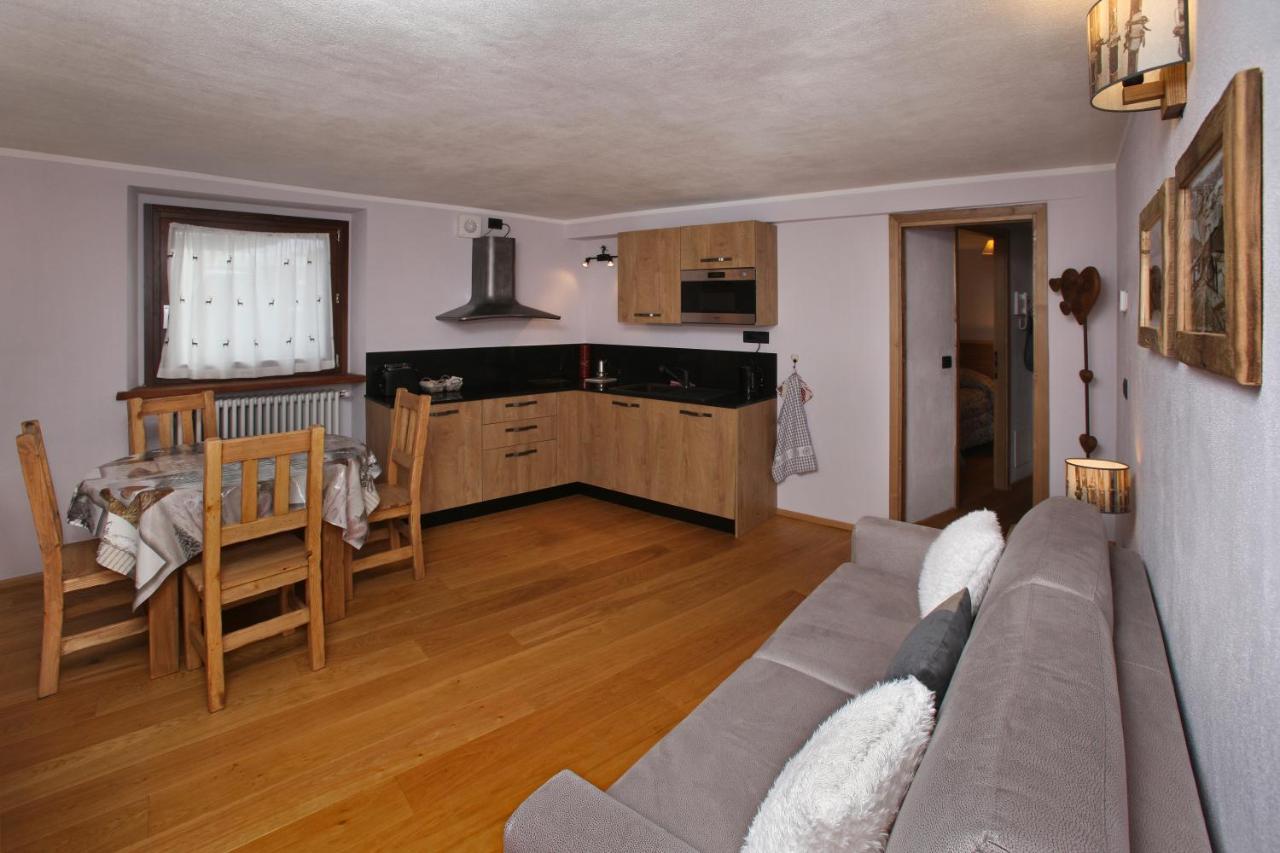 Appartamenti Genevris — 4-Star Luxury Hotel in Sauze D'oulx, Italy