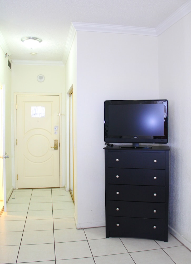 Hollywood Beach Resort Stylish Large Studio - photo 6