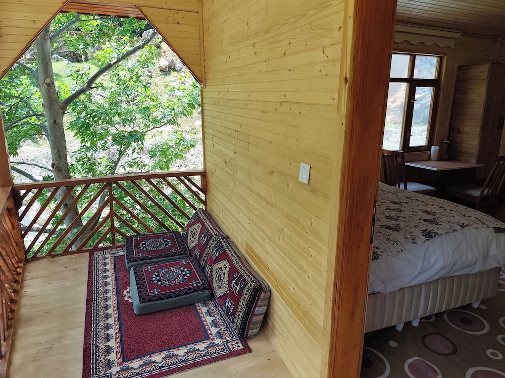 Kapuzbas Basturk Tesisi — Yahyali