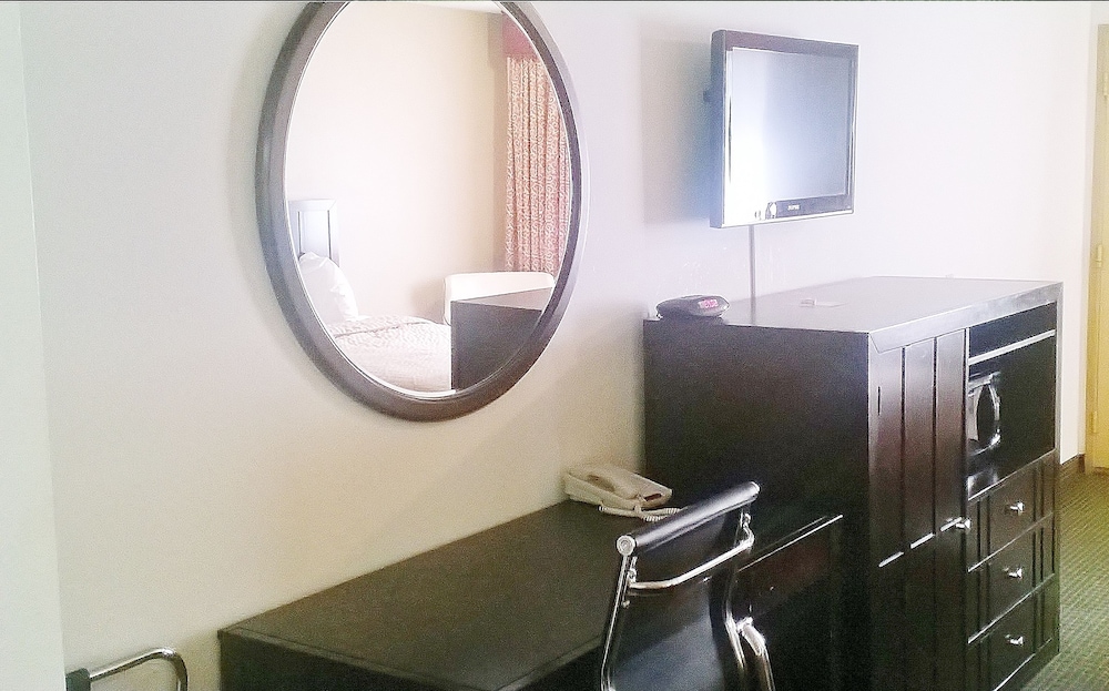 PepperTree Inn - photo 4