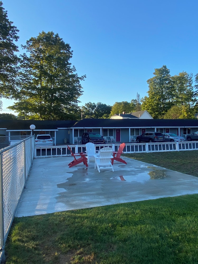 Barberry Court Motel - photo 45