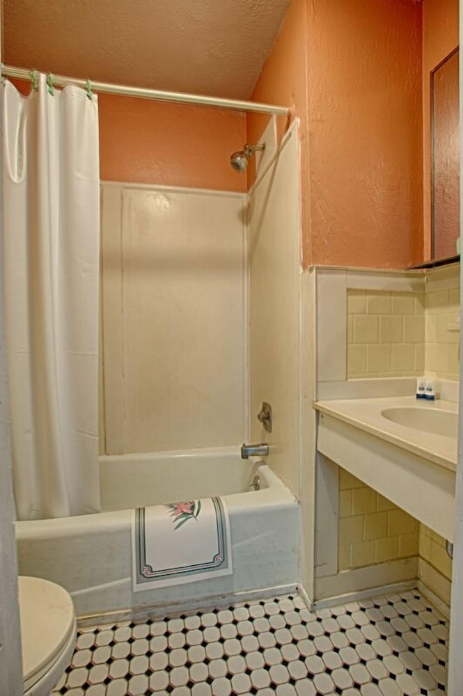 Economy Motel Inn & Suites - photo 15