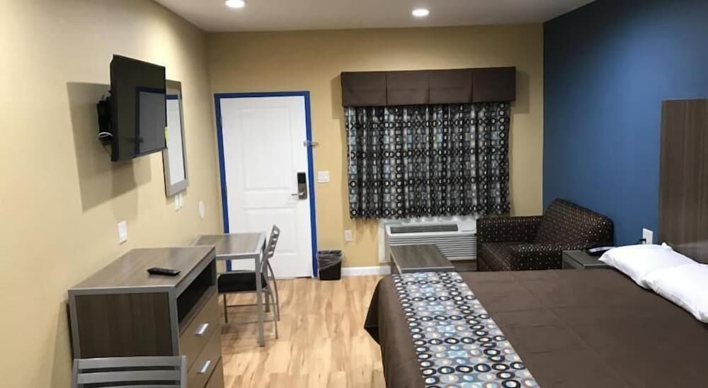 Deluxe Inn & Suites Baytown - photo 16
