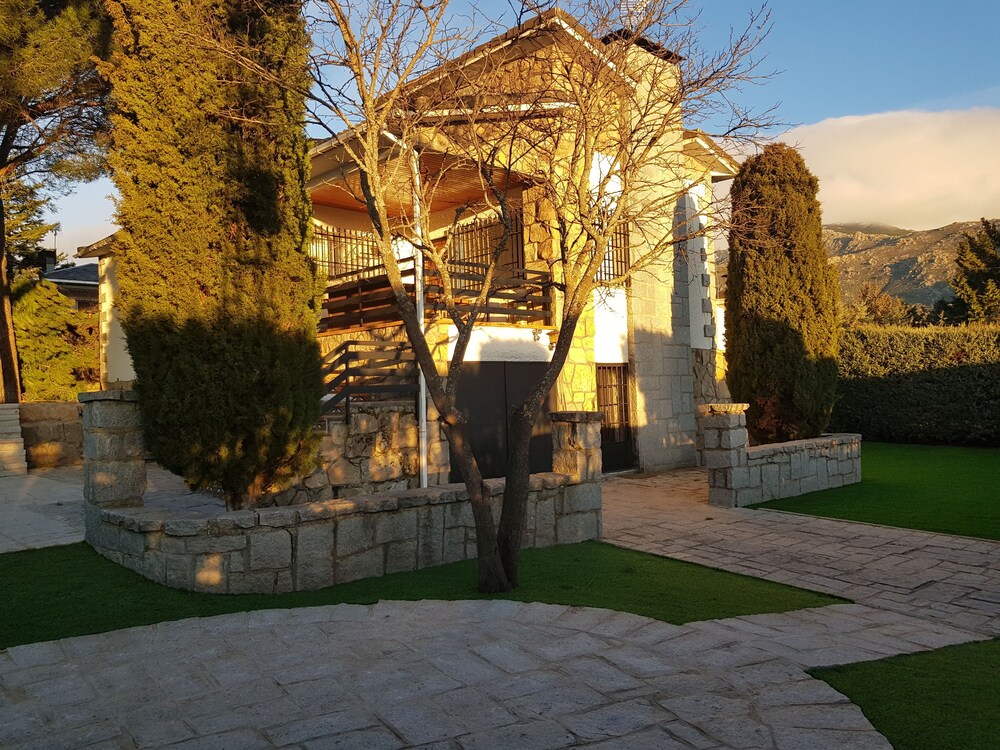 Chalet Sierra Guadarrama La Ponderosa — 4-Star Luxury Hotel in Manzanares El Real, Spain