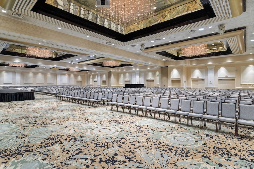 Crowne Plaza Executive Center Baton Rouge by IHG - photo 123