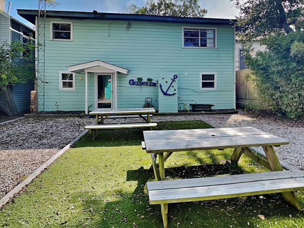 Pleasure Pier Retreat Manor by Ryson Vacation Rentals — 4-Star Luxury Hotel in Galveston, United States