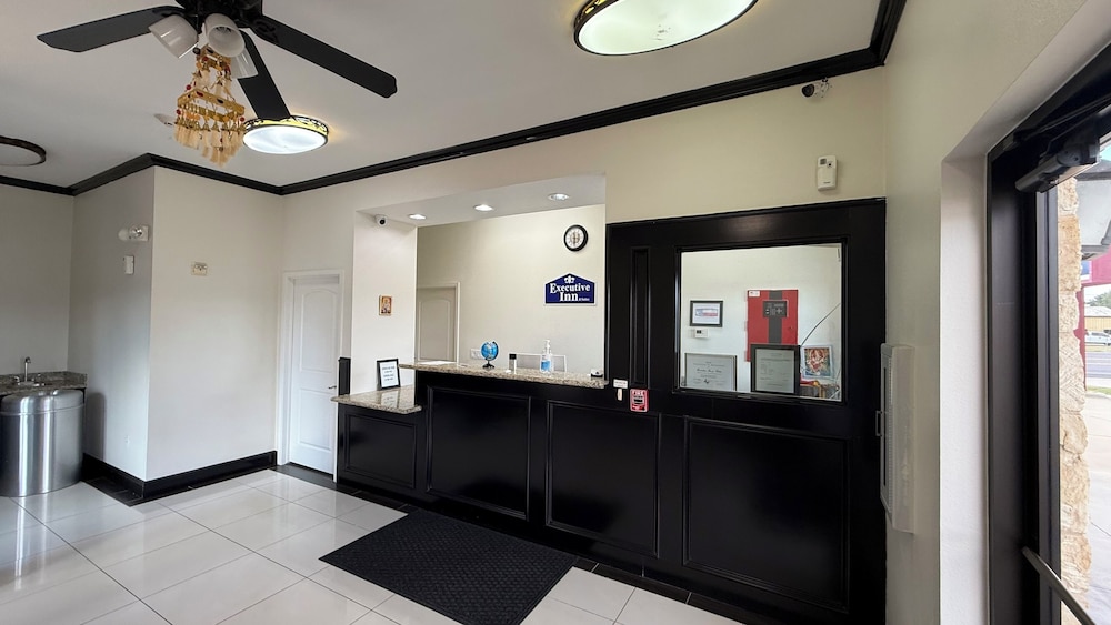Executive Inn and Suites - photo 13