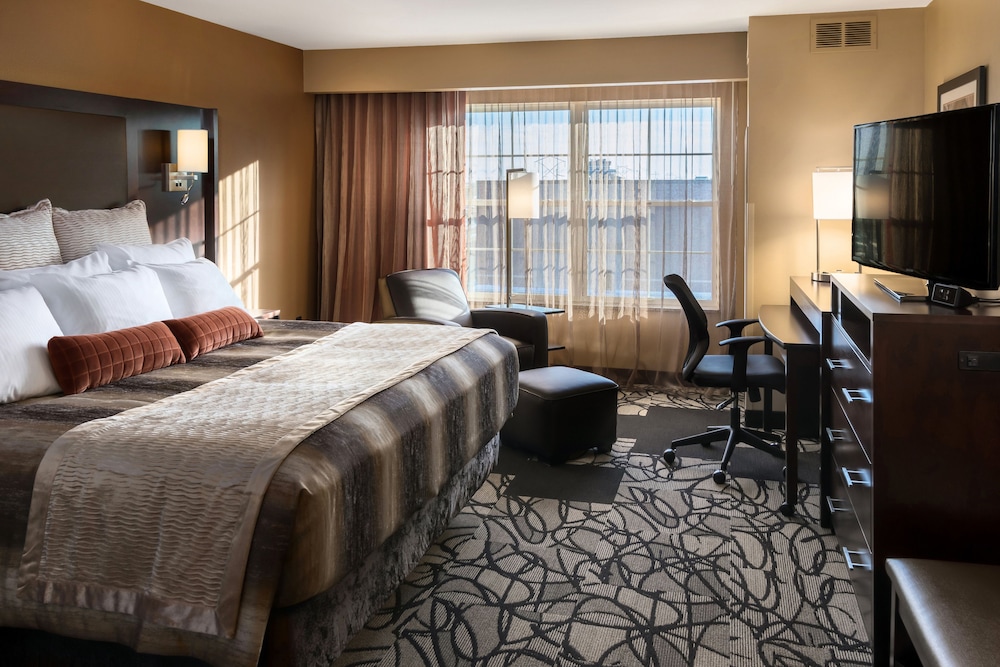 ClubHouse Hotel & Suites Fargo - photo 4