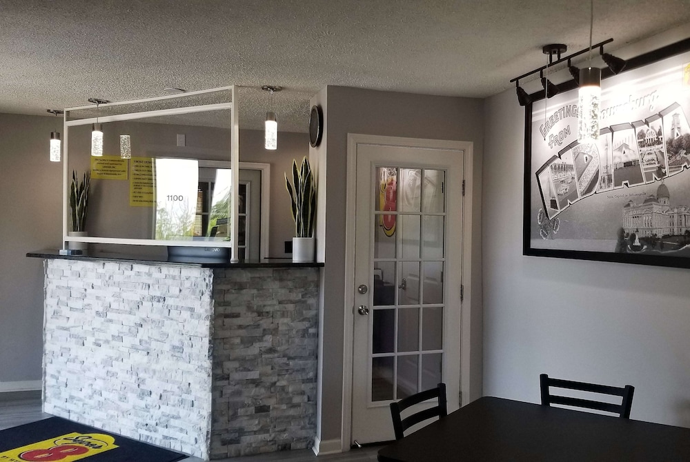 Super 8 by Wyndham Brownsburg - photo 3