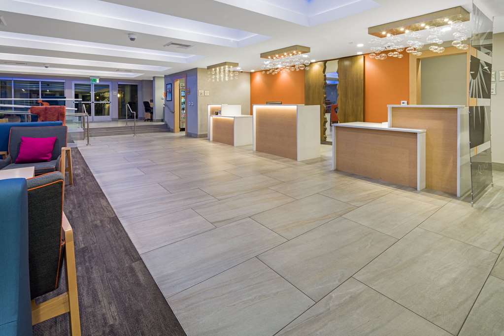 La Quinta Inn & Suites by Wyndham Orange County Airport - photo 7