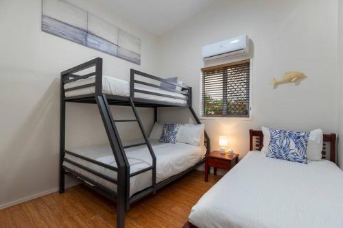 Delightful Dicky Beach Holiday House — 4-Star Luxury Hotel in Caloundra, Australia