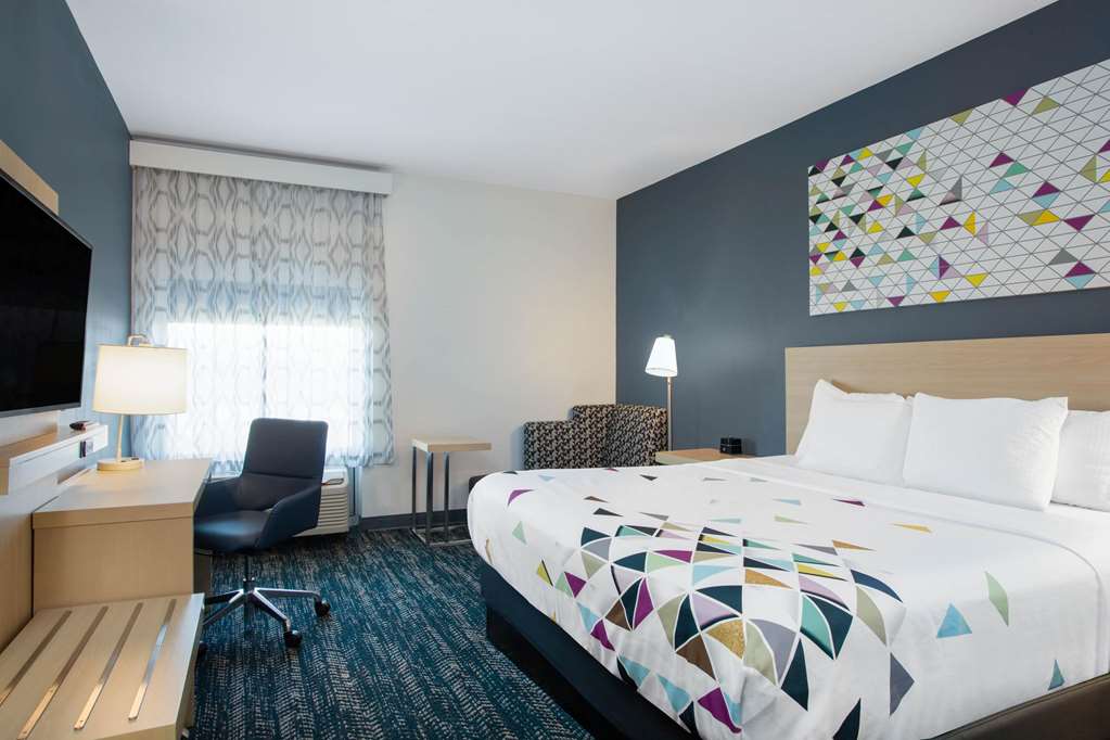 La Quinta Inn & Suites by Wyndham Manassas Va Dulles Airport - photo 8
