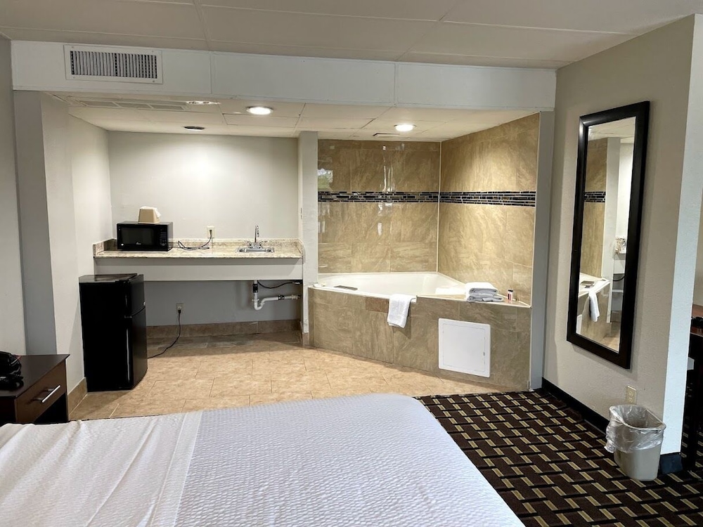 Days Inn by Wyndham Fort Wright Cincinnati Area - photo 19